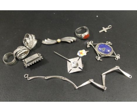 A QUANTITY OF SILVER JEWELLERY ITEMS