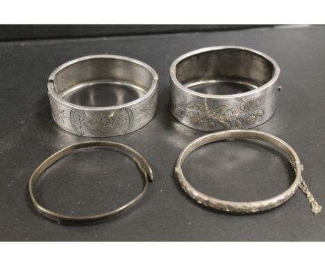 A FINE HALLMARKED SILVER HINGED BANGLE, TOGETHER WITH TWO LARGER UNMARKED WHITE METAL HINGED BANGLES AND AN UNMARKED 'SNAKE' 