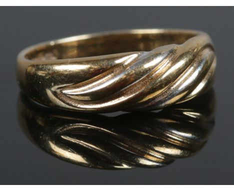 A 9ct Gold ring, with twisted decoration. Stamped 375. Size K. Total weight: 2.59g  