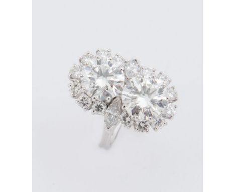 ANELLO IN ORO BIANCO E DIAMANTI Realizzato a contrarié, decorato con due grandi diamanti rotondi (peso stimato 4,48 ct comple