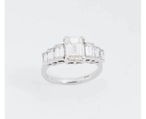 ANELLO IN ORO BIANCO E DIAMANTI. Realizzato con diamante ottagonale centrale (peso stimato 1,80 ct, colore indicativo K, pure