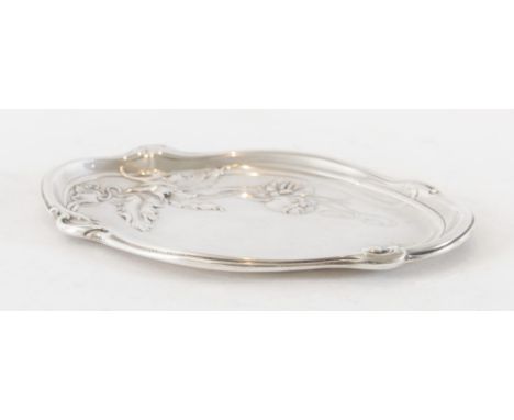 PUIFORCAT EMILE, Parigi. Piattino in argento 800. Sotto la base reca punzoni: EP, profilo di donna, K. Cm 15,5x10,6. Peso: 77