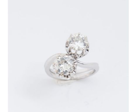 ANELLO IN ORO BIANCO E DIAMANTI. Realizzato a contrarié, decorato agli apici da due diamanti di vecchio taglio (peso stimato 