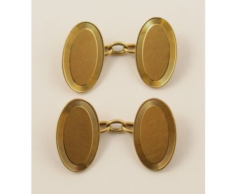 A pair of 18ct Edwardian cufflinks of oval chain linked form with engine turned linear decoration to the edges of the oval fa