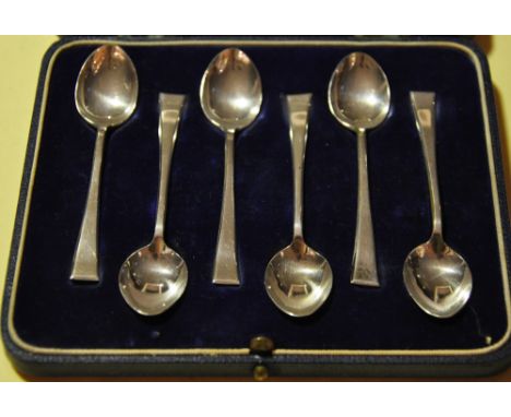 A cased set of solid silver tea spoons hallmarked Sheffield 1963