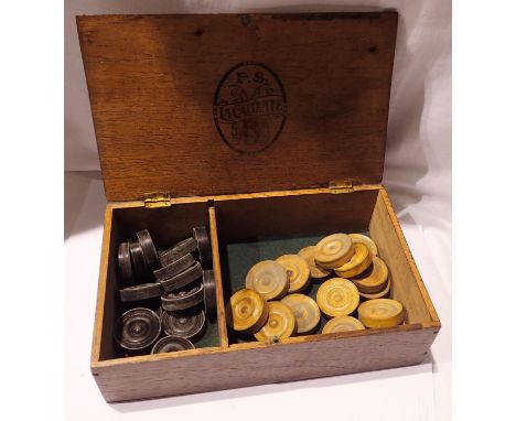 La Calinete cigar box vintage drafts set. P&amp;P Group 2 (£18+VAT for the first lot and £3+VAT for subsequent lots) 