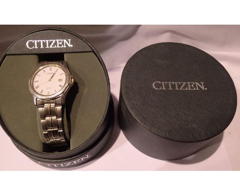Citizen: WR50 wristwatch on a stainless steel bracelet, boxed, not working at lotting. P&amp;P Group 1 (£14+VAT for the first