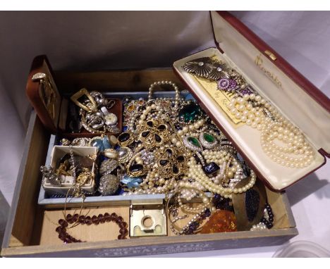 Quantity of mixed costume jewellery including brooches, earrings and pearls. P&amp;P Group 1 (£14+VAT for the first lot and £