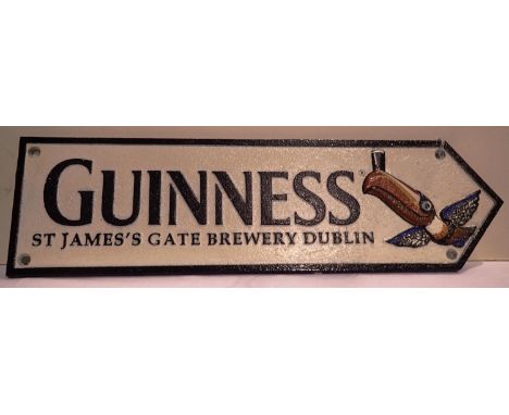 Cast iron Guinness toucan arrow, W: 50 cm. P&amp;P Group 1 (£14+VAT for the first lot and £1+VAT for subsequent lots) 