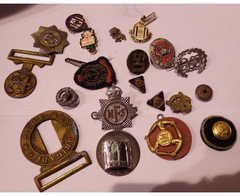 Brass Boys Brigade belt buckle and a quantity of mixed badges. P&amp;P Group 1 (£14+VAT for the first lot and £1+VAT for subs