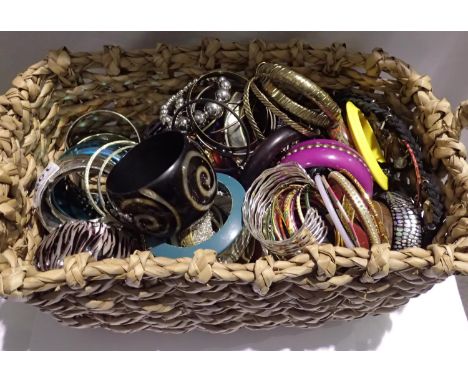 Quantity of mixed costume bangles. P&amp;P Group 2 (£18+VAT for the first lot and £3+VAT for subsequent lots) 