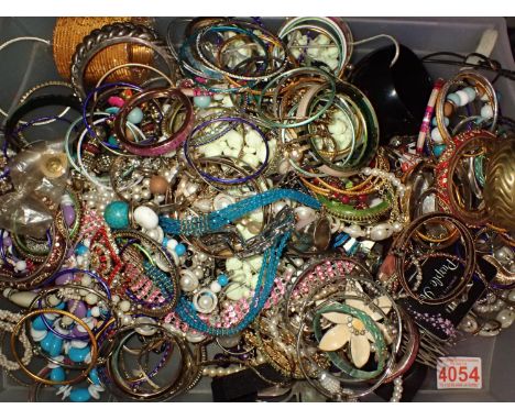 Quantity of mixed costume jewellery, mainly bangles. P&amp;P Group 1 (£14+VAT for the first lot and £1+VAT for subsequent lot