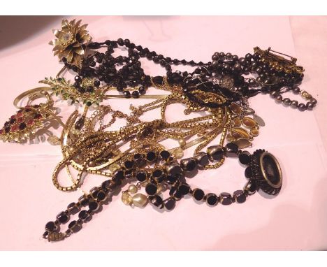 Quantity of mixed costume jewellery including brooches. P&amp;P Group 1 (£14+VAT for the first lot and £1+VAT for subsequent 