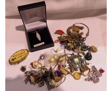 Mixed costume jewellery including silver. P&amp;P Group 1 (£14+VAT for the first lot and £1+VAT for subsequent lots) 