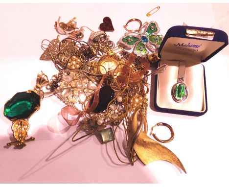 Mixed costume jewellery including silver. P&amp;P Group 1 (£14+VAT for the first lot and £1+VAT for subsequent lots) 