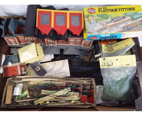 Model Railways OO gauge scenics - in excess of 80 pieces of Hornby track with twelve sets of points in original boxes, 905 po