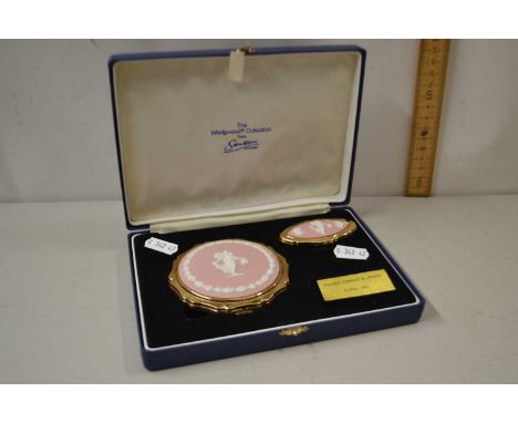 Boxed Wedgwood powder compact and lip view