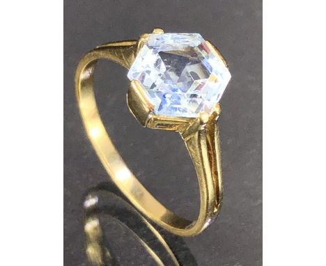 18ct Gold ring set with a single Octagonal and faceted light Blue Aquamarine (stone approx 8.5mm across), size approx P