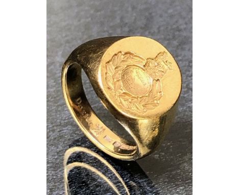 Fully Hallmarked 9ct Gold Signet ring with the Royal Marines Globe and Laurel Crest, size 'K' and approx 7.85g