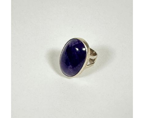 A modern London silver amethyst cabouchon oval ring (I/K) (2.5cm x 2cm)