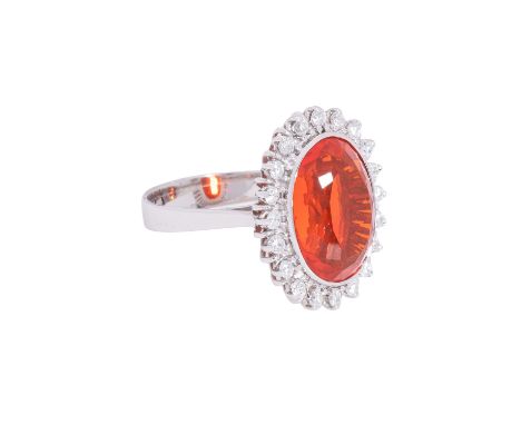 Ring mit Feueropal von ca. 5,5 ct in lebhaftem orangerot, 20 Brillanten zus. ca. 0,60 ct (punz.), mittlere bis gute Farbe u. 