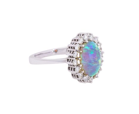Ring mit schönem Opal ca. 4 ct, entouriert von Brillanten zus. ca. 0,8 ct, ca. WEISS (H)/VS-SI, Opal 14x10 mm, mit blau-grüne
