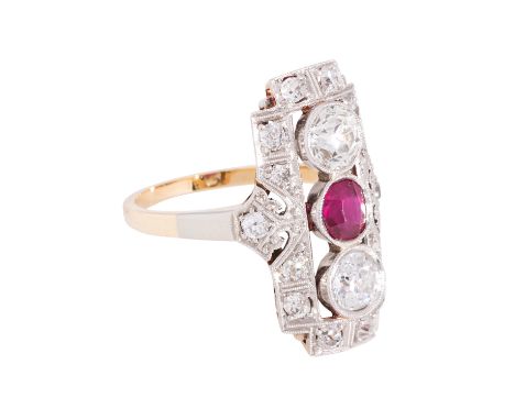Art Déco Ring mit Rubin und 2 Altschliffdiamanten von je ca. 0,65 ct, ca. LGW-GW (I-K)/VS, weitere kleine Diamanten zus. ca. 