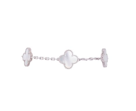 VAN CLEEF & ARPELS Armband "Vintage Alhambra" mit 5 Motiven aus Perlmutt, akt. NP: 5.200 €, 18K WG, 10,8 gr, L: ca. 18,5 cm, 