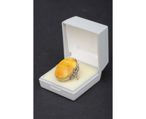 Klassischer Damenring, mit Butter-Scotch-Bernsteincabochon besetzte Ringfassung. Ringgröße 52, Gesamtgewicht ca. 6 gr. brutto