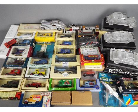 Corgi, Lledo, Maisto, Ertl, Others - A collection of approximately 30 predominately boxed diecast and glass vehicles in vario