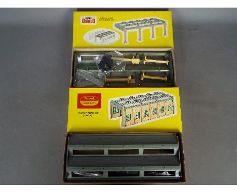 Hornby Dublo - Two boxed Hornby Dublo Building Kits. Lot includes #5005 Engine Shed (2 Road) Kit; and #5006 Engine Shed Exten