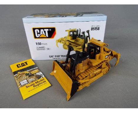Diecast Masters - A boxed 1:50 scale #85158 Cat D10T Track-Type Tractor by Diecast Masters. The model appears to be in Mint c