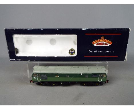 Bachmann - A boxed Bachmann #32-400 OO gauge Class 25/3 diesel locomotive Op.No.D7645 in BR green livery. Model appears to be