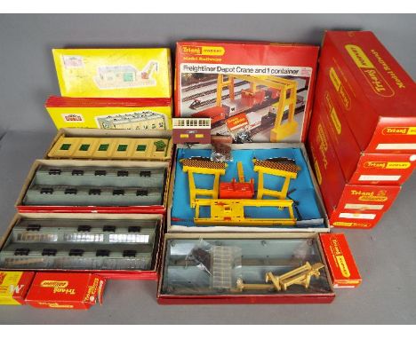 Hornby Dublo, Triang - A collection of mainly boxed OO / HO gauge trackside buildings and accessories by Triang and Hornby Du
