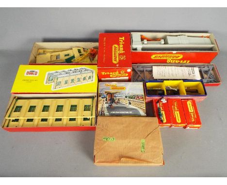 Hornby Dublo, Triang - A collection of boxed OO / HO gauge trackside buildings and accessories by Triang and Hornby Dublo. Lo