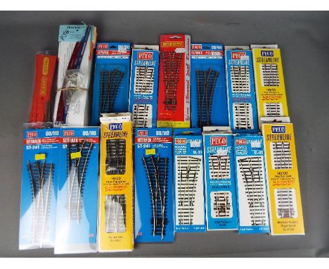 Peco, Hornby - 14 boxed / carded HO/OO track pieces, with 11 packs of OO and N gauge Tracksetta. Lot includes Peco Streamline