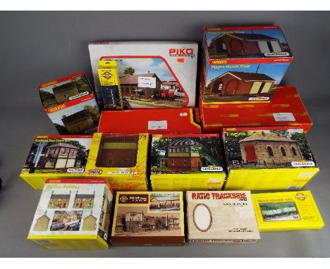 Hornby, Hornby Skaledale, Plastic Ration Models, Others - 14 boxed items of OO gauge model railway layout scenic buildings an