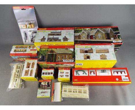 Hornby, Hornby Skaledale - 13 boxed / carded items of OO gauge scenic accessories from Hornby. Lot includes Hornby Skaledale 