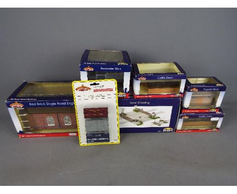 Bachmann, Bachmann Scenecraft - Seven boxed items of OO gauge scenic buildings and accessories from Bachmann. Lot includes #4