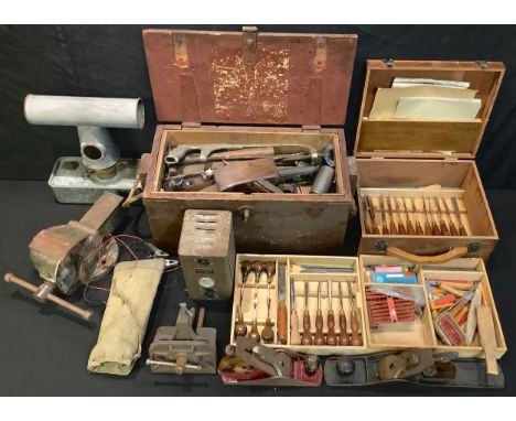 Tools - a set of Marples carpentry chisels in fitted case; a Marples plane; carpentry and other tools including braces, vices