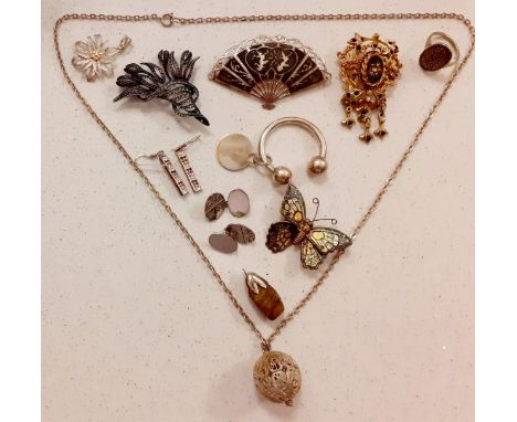 A small quantity of vintage fashion jewellery to include silver and white metal items, a silver Niello fan brooch and a pair 
