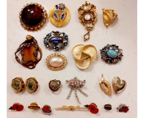 Mixed vintage and modern costume jewellery, mainly bead necklaces, brooches and dress rings to include an Equilibrium silver 