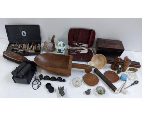 A mixed lot to include a boxed Reeves paint set, lead figures, 19th century tea caddy and other items Location: 