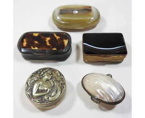 A 19th century polished agate snuff box, with gilt metal mounts, 5cm, together with a horn and mother of pearl snuff box, a h