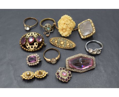 A small selection of vintage costume jewellery including brooches, rings etc