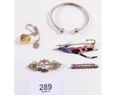 An Edwardian 15 carat gold brooch, gold bangle, necklace and bar brooch 