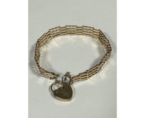A 9ct gold gatelink style bracelet complete with safety chain and padlock (7.5cm) (4.75g)
