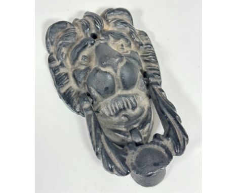 A cast iron lion mask door knocker (16cm x 9cm)