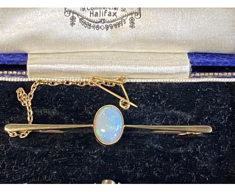 A 14ct gold and opal bar brooch in original box 4.10g 