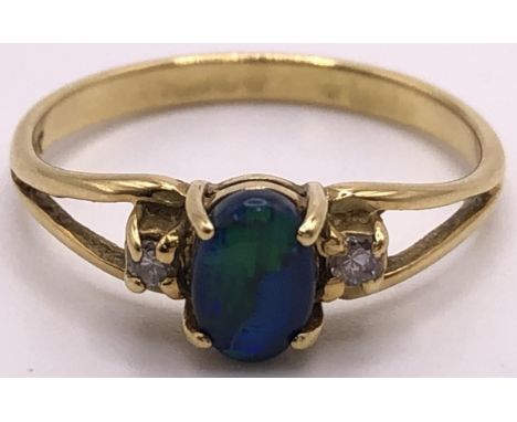 An 18ct gold and opal ring, ring size L 